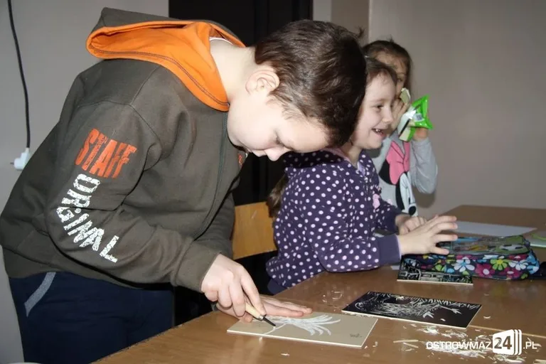Feryjne warsztaty z linorytu (zdjęcia)