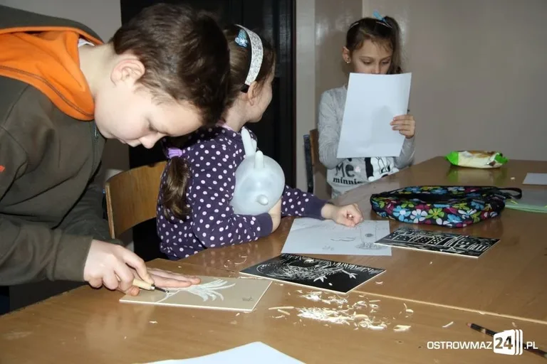 Feryjne warsztaty z linorytu (zdjęcia)