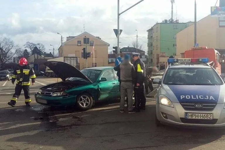 Zderzenie osobówek w centrum miasta (zdjęcia)