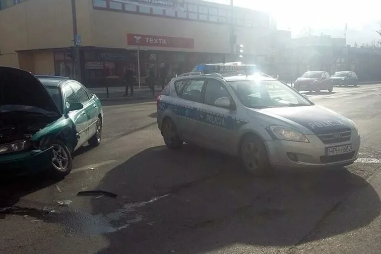 Zderzenie osobówek w centrum miasta (zdjęcia)