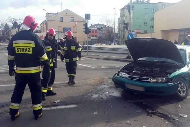 Zderzenie osobówek w centrum miasta (zdjęcia)