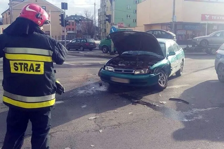 Zderzenie osobówek w centrum miasta (zdjęcia)