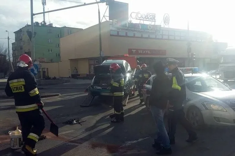 Zderzenie osobówek w centrum miasta (zdjęcia)