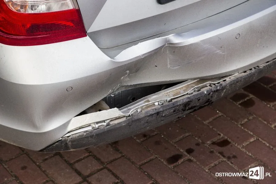 Toyota w rowie. Dwie osoby w szpitalu (zdjęcia)