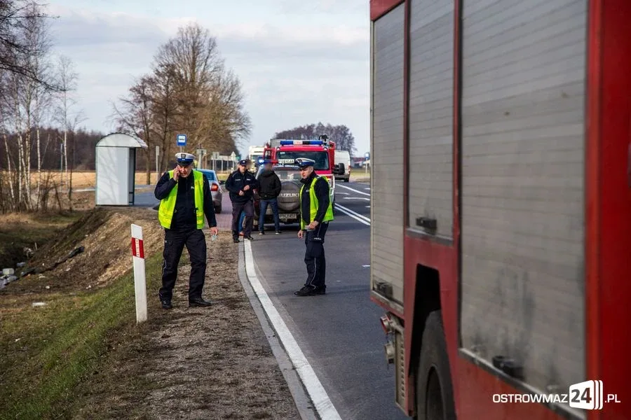 Toyota w rowie. Dwie osoby w szpitalu (zdjęcia)