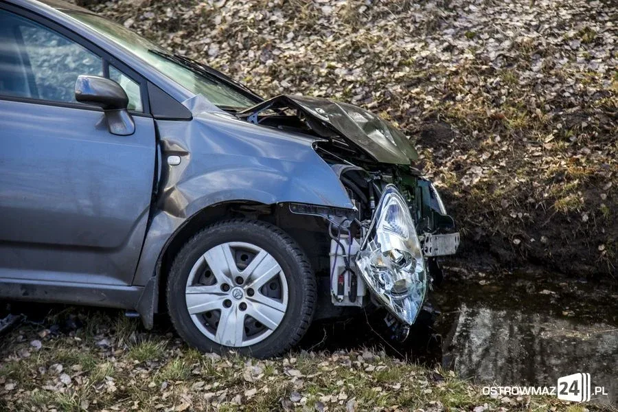 Toyota w rowie. Dwie osoby w szpitalu (zdjęcia)