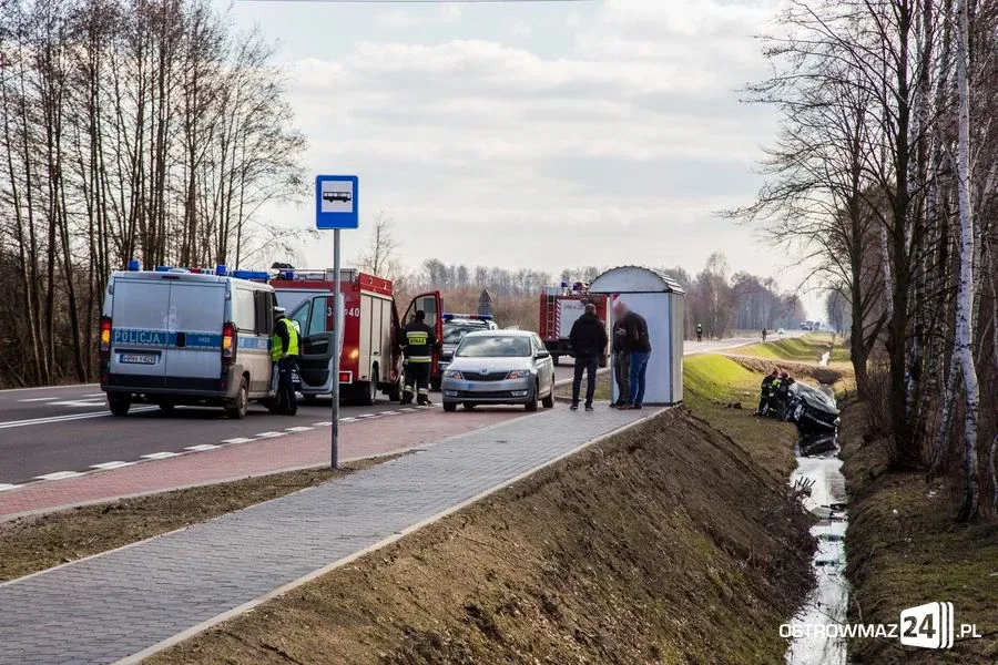 Toyota w rowie. Dwie osoby w szpitalu (zdjęcia)