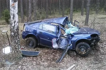 Opel astra w rowie (zdjęcia)
