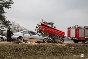 Wypadek w Gniazdowie. Ranna kobieta w ciąży (zdjęcia)