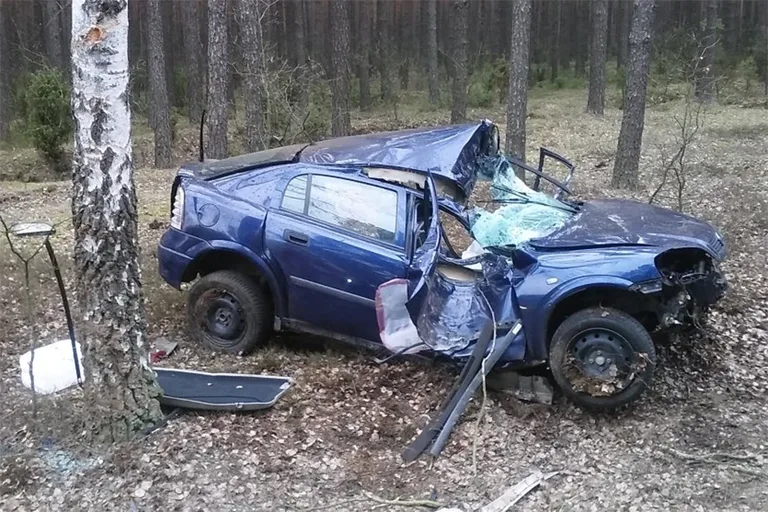 Opel astra w rowie (zdjęcia)