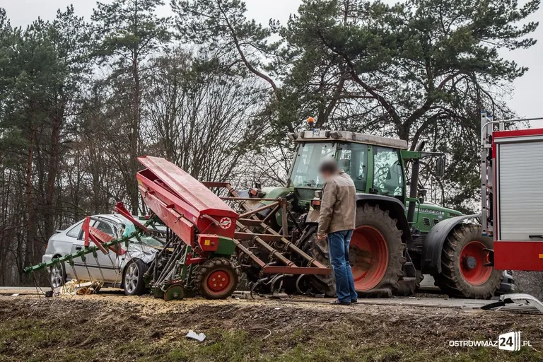 Wypadek w Gniazdowie. Ranna kobieta w ciąży (zdjęcia)