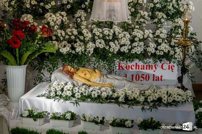 Groby Pańskie w ostrowskich parafiach (zdjęcia)
