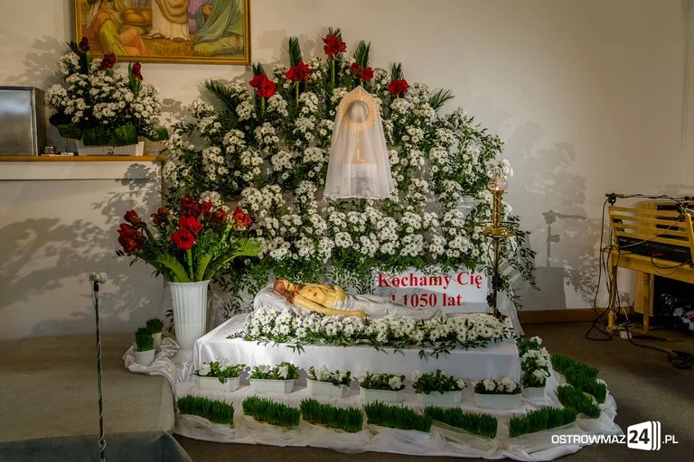 Groby Pańskie w ostrowskich parafiach (zdjęcia)