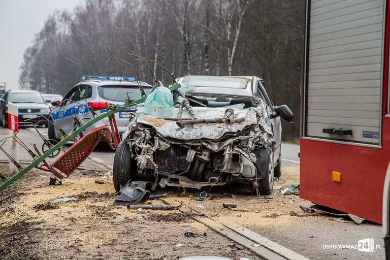 Wypadek w Gniazdowie. Ranna kobieta w ciąży (zdjęcia)