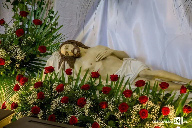Groby Pańskie w ostrowskich parafiach (zdjęcia)