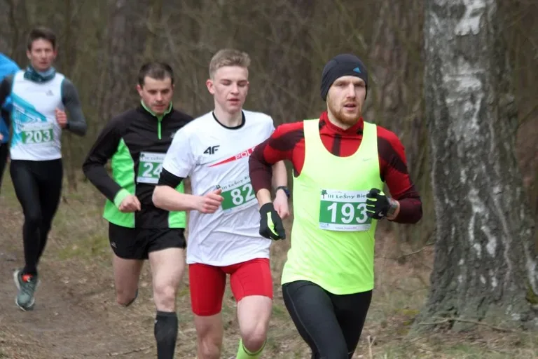 Ludowy KS Ostrowianka w leśnym biegu (zdjęcia, wideo)