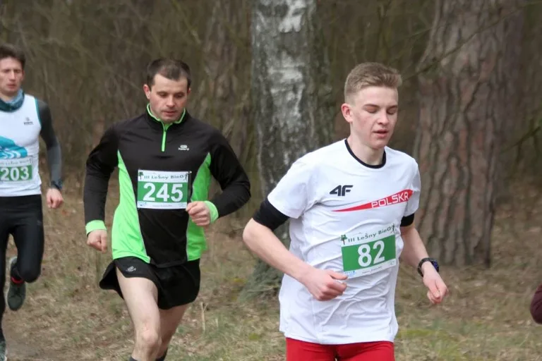 Ludowy KS Ostrowianka w leśnym biegu (zdjęcia, wideo)