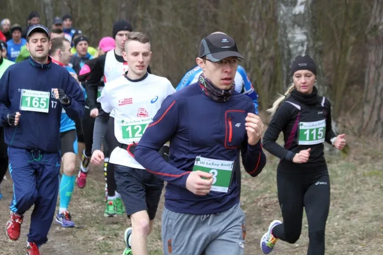 Ludowy KS Ostrowianka w leśnym biegu (zdjęcia, wideo)