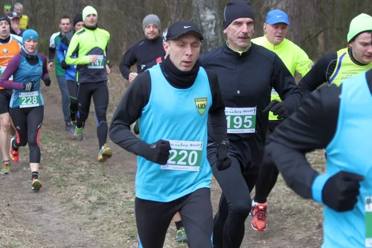 Ludowy KS Ostrowianka w leśnym biegu (zdjęcia, wideo)