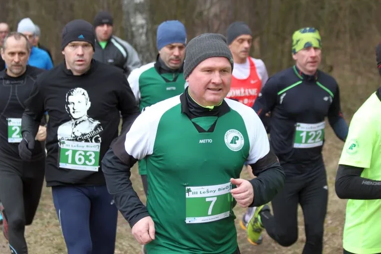 Ludowy KS Ostrowianka w leśnym biegu (zdjęcia, wideo)