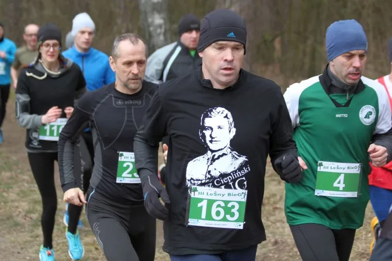 Ludowy KS Ostrowianka w leśnym biegu (zdjęcia, wideo)