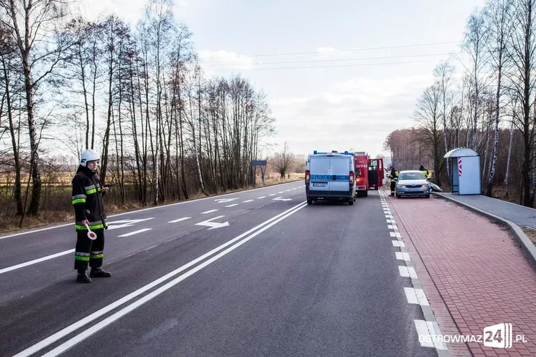Toyota w rowie. Dwie osoby w szpitalu (zdjęcia)