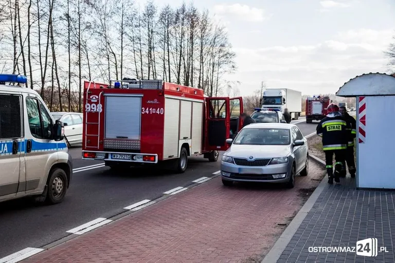 Toyota w rowie. Dwie osoby w szpitalu (zdjęcia)