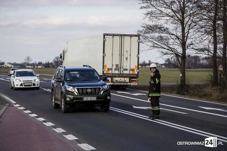 Toyota w rowie. Dwie osoby w szpitalu (zdjęcia)