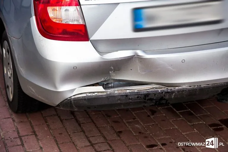 Toyota w rowie. Dwie osoby w szpitalu (zdjęcia)