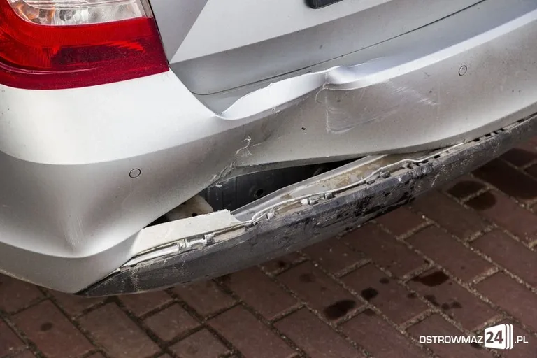 Toyota w rowie. Dwie osoby w szpitalu (zdjęcia)