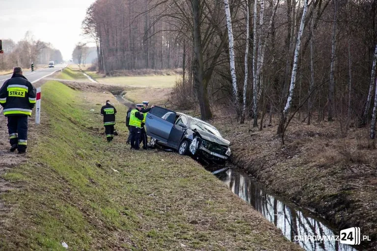 Toyota w rowie. Dwie osoby w szpitalu (zdjęcia)