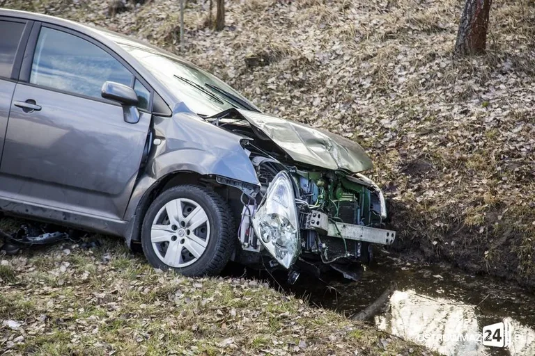 Toyota w rowie. Dwie osoby w szpitalu (zdjęcia)