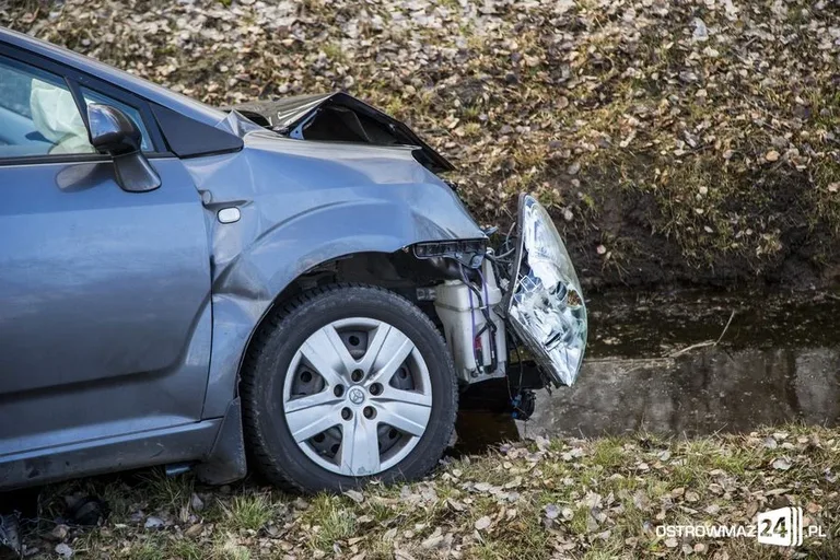 Toyota w rowie. Dwie osoby w szpitalu (zdjęcia)