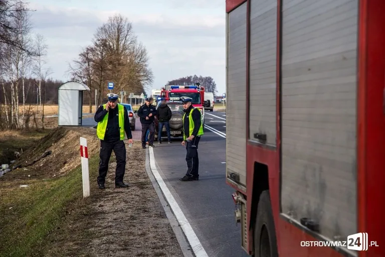 Toyota w rowie. Dwie osoby w szpitalu (zdjęcia)