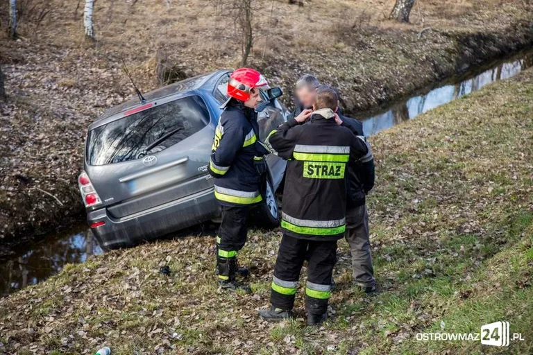 Toyota w rowie. Dwie osoby w szpitalu (zdjęcia)