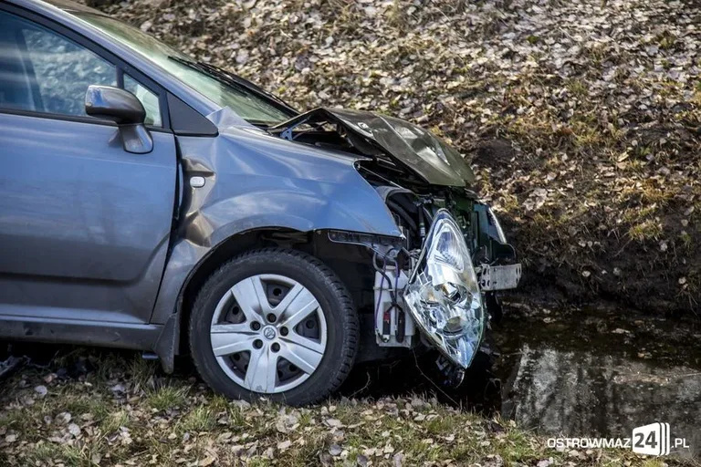 Toyota w rowie. Dwie osoby w szpitalu (zdjęcia)