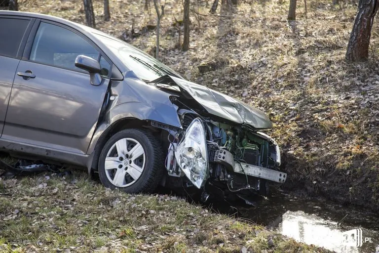 Toyota w rowie. Dwie osoby w szpitalu (zdjęcia)