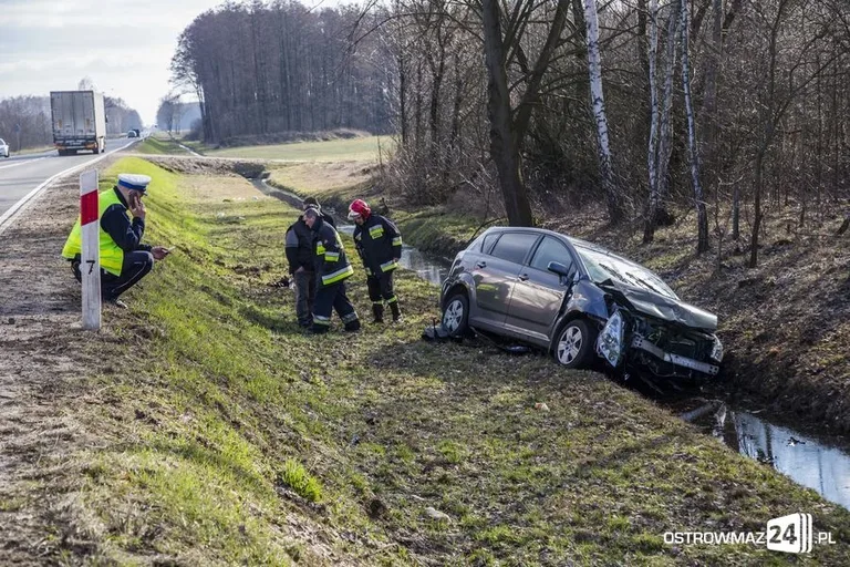 Toyota w rowie. Dwie osoby w szpitalu (zdjęcia)