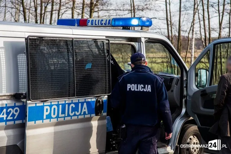 Toyota w rowie. Dwie osoby w szpitalu (zdjęcia)