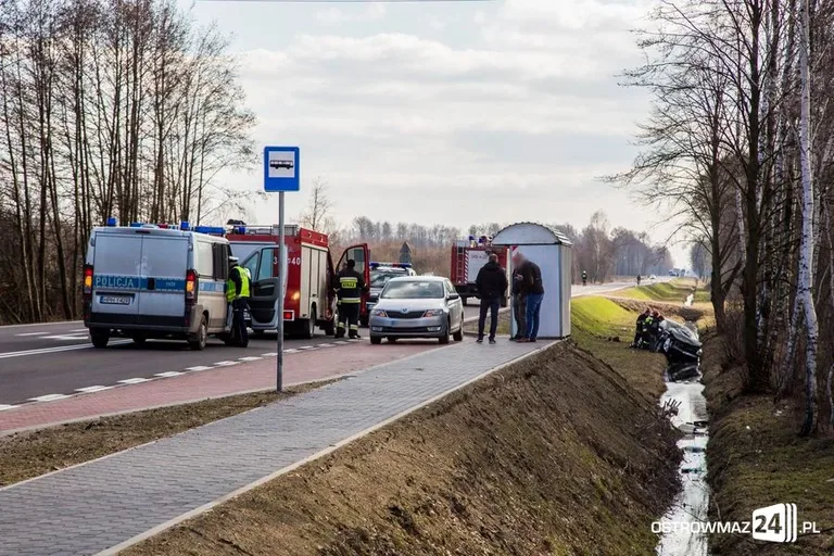 Toyota w rowie. Dwie osoby w szpitalu (zdjęcia)