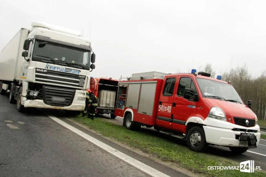 Ciężarówka uderzyła w barierki (zdjęcia)