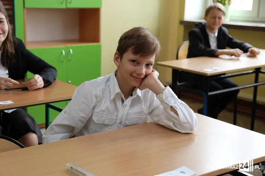 Szóstoklasiści piszą egzamin (zdjęcia)