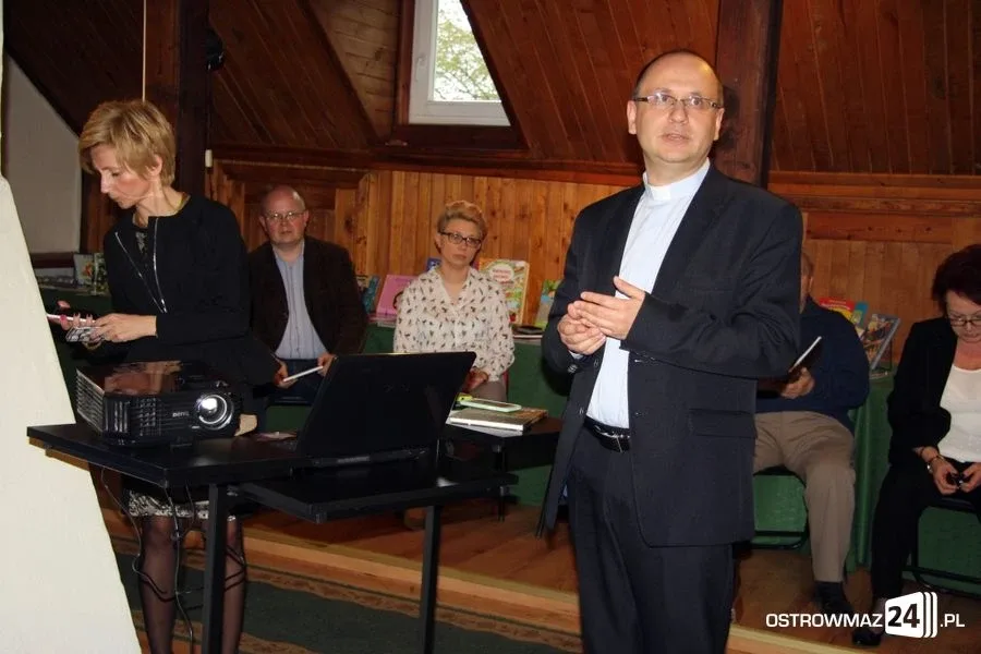 Spotkanie z ks. Figlem w bibliotece (zdjęcia)
