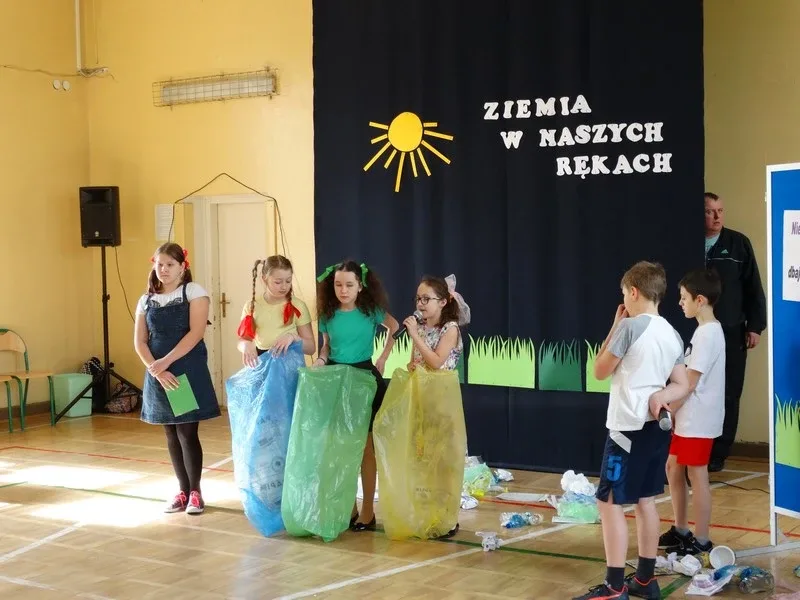 Uczniowie SP nr 1 uczcili Dzień Ziemi (zdjęcia)