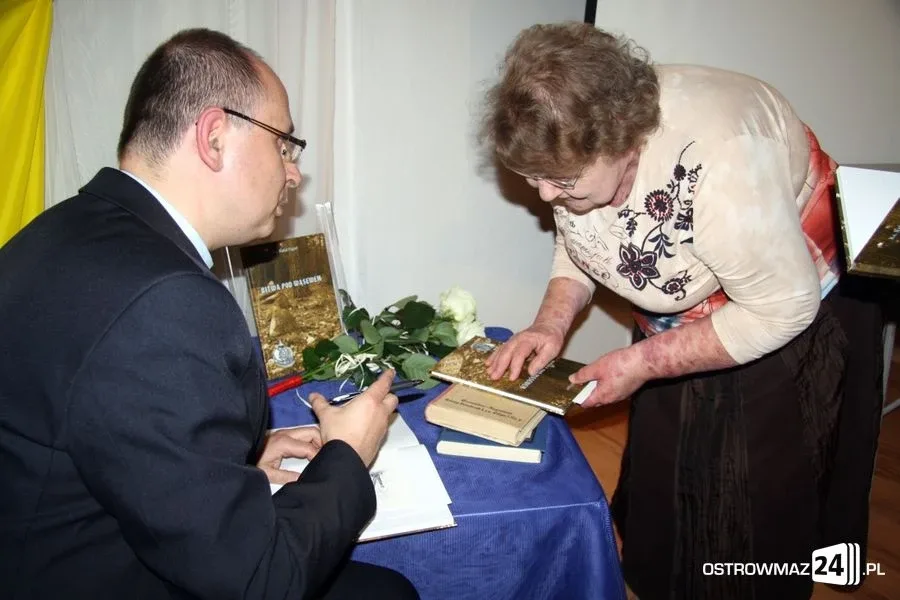 Spotkanie z ks. Figlem w bibliotece (zdjęcia)