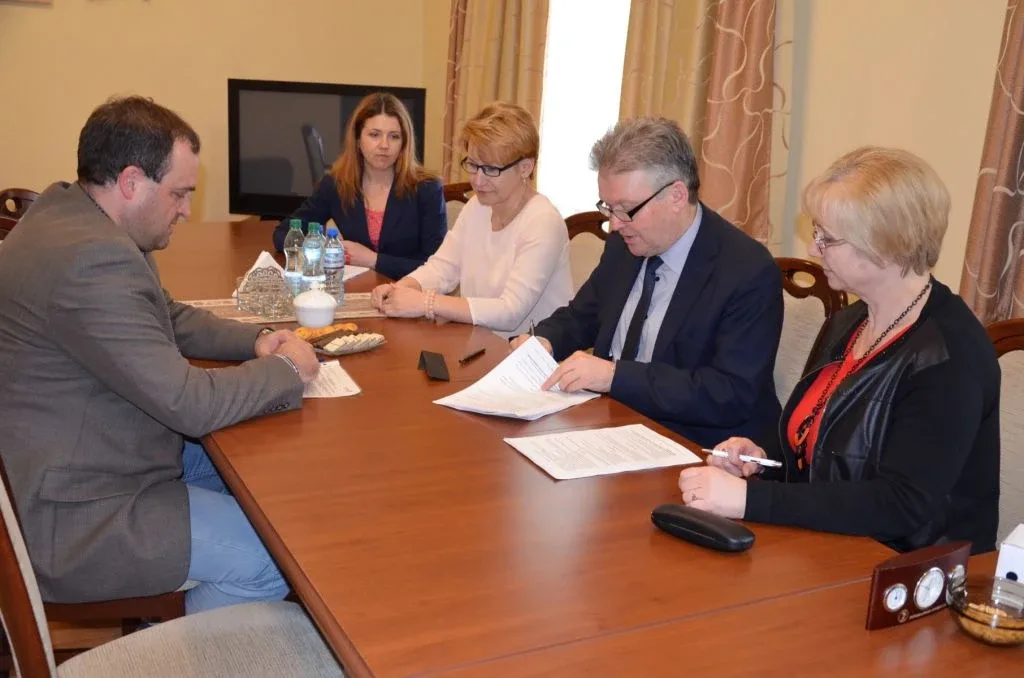 Powiat podpisał umowę na przebudowę drogi (zdjęcia)