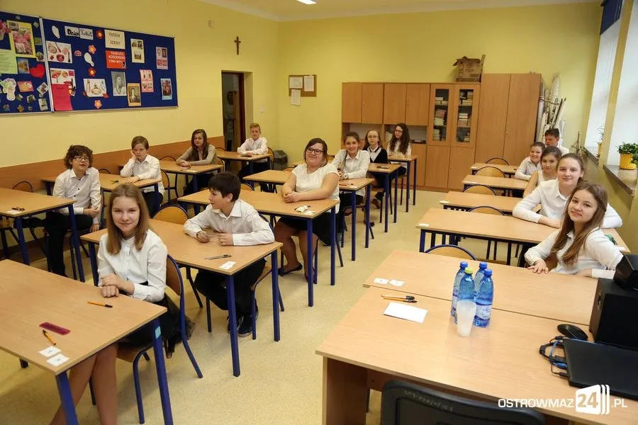 Szóstoklasiści piszą egzamin (zdjęcia)