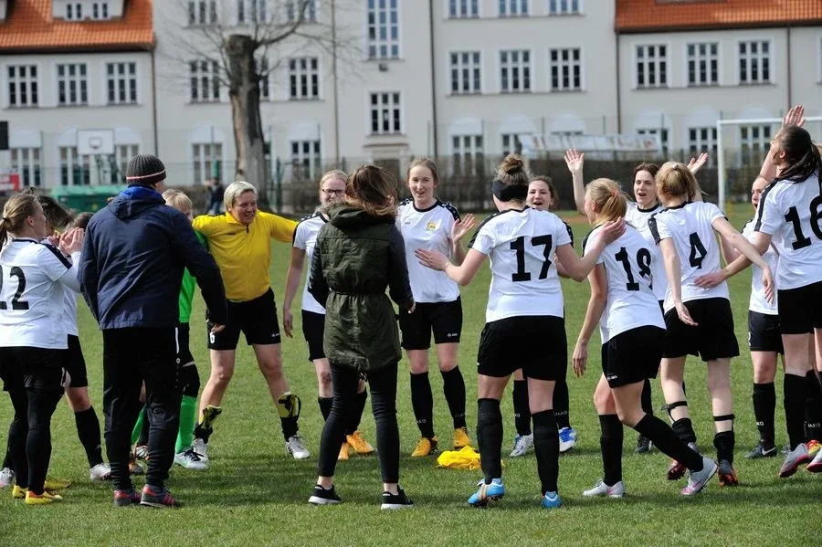 Dobry start ostrowianek (zdjęcia, tabela, wyniki)