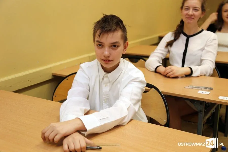 Szóstoklasiści piszą egzamin (zdjęcia)