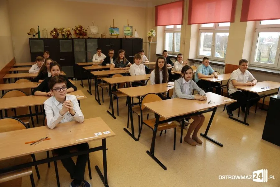 Szóstoklasiści piszą egzamin (zdjęcia)
